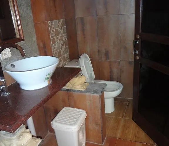 Wahyu Bungalow And Restaurant ホリデーパーク 3*