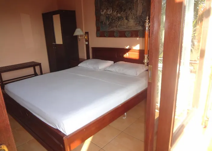 Wahyu Bungalow And Restaurant ホリデーパーク 3*