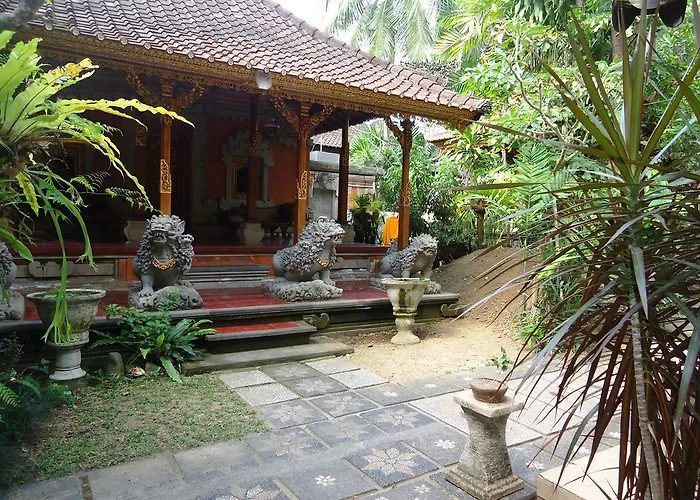 Wahyu Bungalow And Restaurant ホリデーパーク 3*