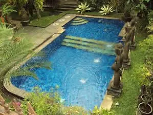 Wahyu Bungalow And Restaurant ホリデーパーク 3*